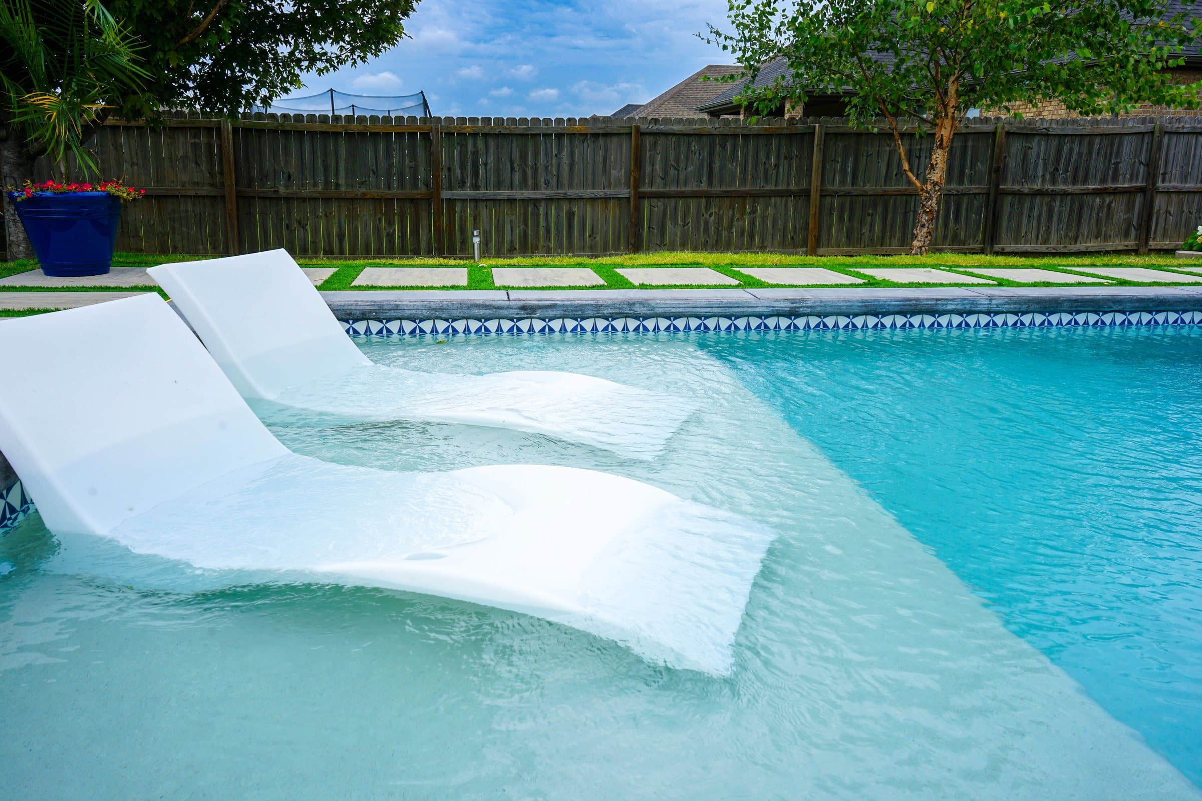 A lounger sitting on the tanning ledge